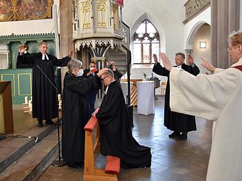 Feierlicher Höhepunkt des Gottesdienstes: Die Amtseinführung des neuen Dekans Friedrich Hohenberger durch Regionalbischöfin Dorothea Greiner. Foto: Sandra Zeitler