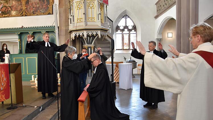 Feierlicher Höhepunkt des Gottesdienstes: Die Amtseinführung des neuen Dekans Friedrich Hohenberger durch Regionalbischöfin Dorothea Greiner. Foto: Sandra Zeitler