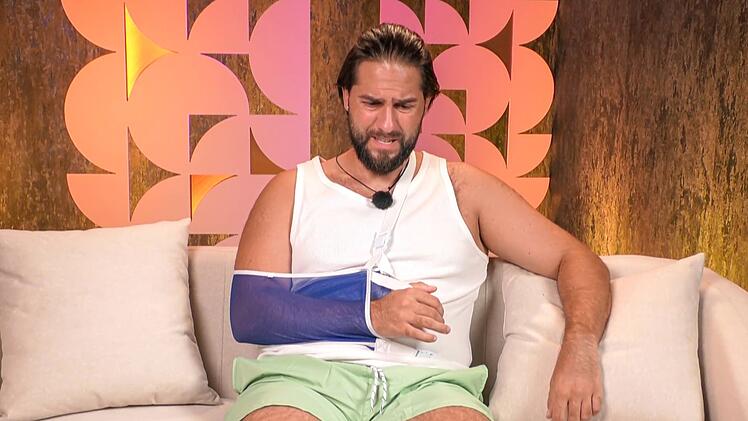 Maurice ist vom ersten Teamspiel noch k&ouml;rperlich angeschlagen - er schaut dieses Mal nur von der Seitenlinie zu.