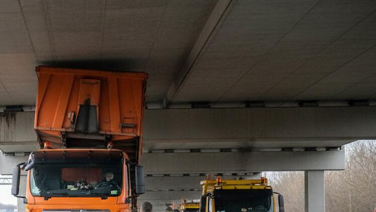 A9 bei Bayreuth gesperrt - Lkw bleibt an Br&uuml;cke h&auml;ngen