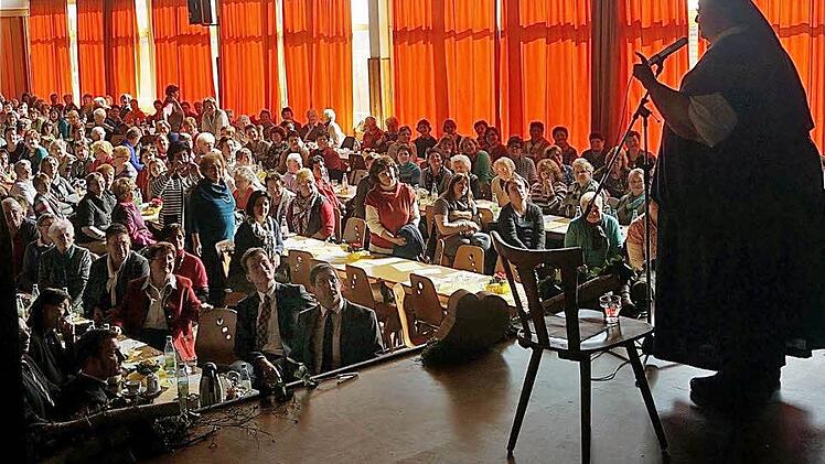 Rund 500 Landfrauen hörten gebannt Schwester Teresa zu, die unter anderem von den sozialen Brennpunkten des Frankfurter Bahnhofsviertels erzählte. Fotos Gerd Schaar