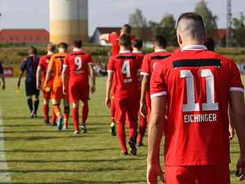 Florian Eichinger und seine BSV-Mannschaftskollegen liefen am Freitag mit abgeklebtem Vereinsnamen auf. Auch ohne die Erkennung feierten die Landesliga-Kicker ihren ersten Heimsieg. Fotos: Uwe Kellner