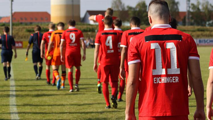 Florian Eichinger und seine BSV-Mannschaftskollegen liefen am Freitag mit abgeklebtem Vereinsnamen auf. Auch ohne die Erkennung feierten die Landesliga-Kicker ihren ersten Heimsieg. Fotos: Uwe Kellner