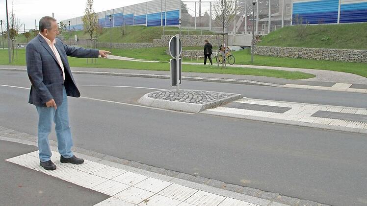 Walter Mackert zeigt das neue Blindenleitsystem von der Unterführung am Bahnhof über die Straße in Richtung Therme.