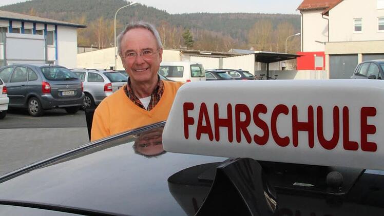 Auch am Freitag, den 13., wird Fahrlehrer Günther Ott aus Stadtsteinach wieder einige seiner Schützlinge zur Prüfung begleiten. Seine Erfahrung: An einem solchen Datum läuft es besser, als an einem herkömmlichen Freitag.  Foto: Matthias Beetz