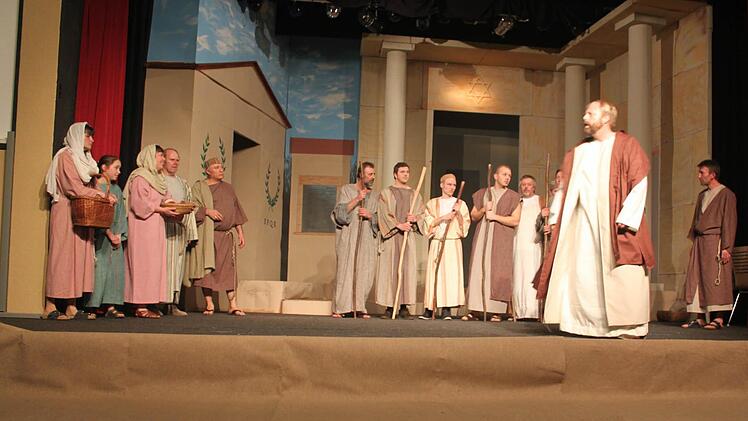 Eindrücke von den Proben zu den Tettauer Passionsspielen. Foto: Veronika Schadeck