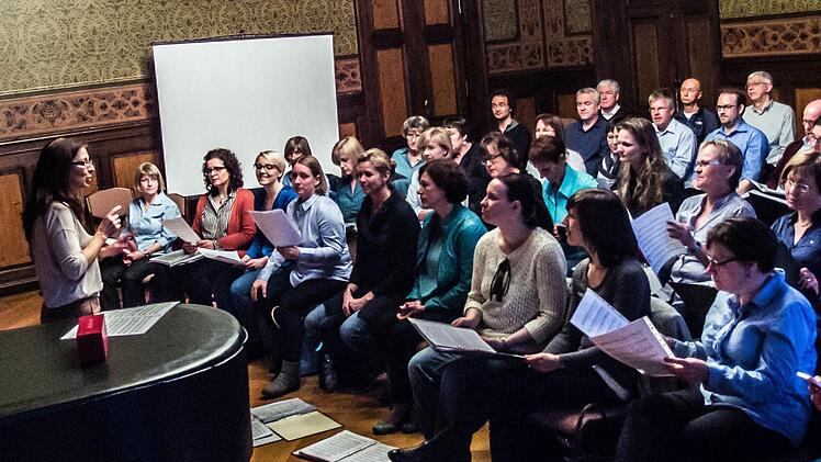 Der Coburger Chor "Unerhört" probt für sein Jubiläumskonzert, das am 24. April im Kongresshaus stattfindet.Foto: Jochen Berger