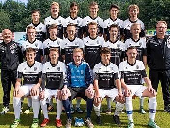 Strahlende Gesichter - die U17-Junioren des FC Sand wurden souverän Meister in der Kreisliga Schweinfurt. Am Erfolg waren beteiligt (jeweils von links, hinten): André Lörzer, Simon Flachsenberger, Sebastian Krines, Kevin Moser, Frederik Kirchner, Fabio Herrmann. Mitte: Co-Trainer Thomas Lörzer, Tim Heurung, Christian Müller, Julian Burckhart, Johannes Klauer, Bastian Berthold, Christopher Romig, Trainer Matthias Flachsenberger. Vorne: Felix Beck, Jamie Prick, Julius Lang, Christian Knoblach u...