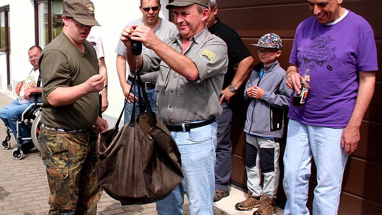 Helmut Schleicher wog die Fische ab. Foto: Johanna Blum