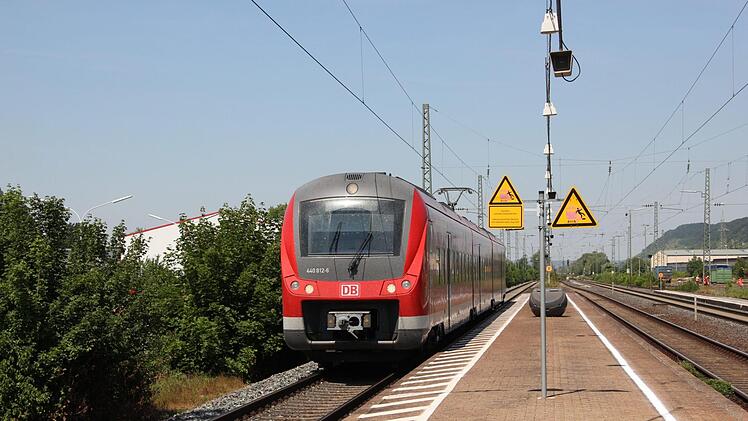 er ET (Elektrotriebwagen) 440 bei der Einfahrt in den Bahnhof Ebelsbach-Eltmann  Fotos: Katja Müller