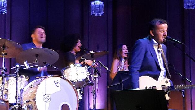 Das Konzert des Schweizer Blues- und Soulk&ouml;nigs Philipp Fankhauser im Max-Littmann Saal war Teamarbeit im besten Sinn.  Hartmut Hessel