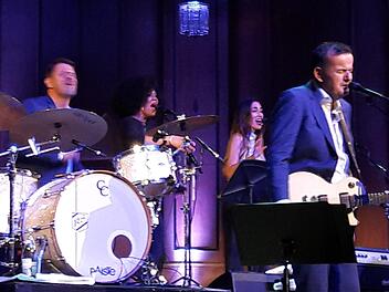 Das Konzert des Schweizer Blues- und Soulkönigs Philipp Fankhauser im Max-Littmann Saal war Teamarbeit im besten Sinn.  Hartmut Hessel