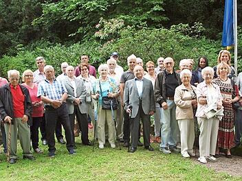 Im Mittelpunkt des 69. Heimattreffens der Deutschhauser stand die Feier am Gedenkstein im Bergschlosspark, wobei die Ortsbetreuerin Gerda Ott in Gegenwart des 3. Bürgermeisters Winfried Weinbeer, der 2. Bürgermeisterin Sabine Rießner und der stellvertretenden Landrätin Monika Faber (von rechts) an die verstorbenen Landsleute des vergangenen Jahres erinnerte. Foto: Alfred Thieret