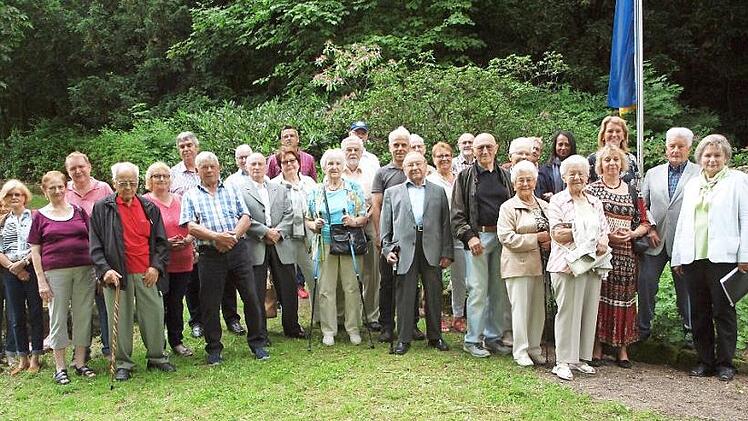 Im Mittelpunkt des 69. Heimattreffens der Deutschhauser stand die Feier am Gedenkstein im Bergschlosspark, wobei die Ortsbetreuerin Gerda Ott in Gegenwart des 3. Bürgermeisters Winfried Weinbeer, der 2. Bürgermeisterin Sabine Rießner und der stellvertretenden Landrätin Monika Faber (von rechts) an die verstorbenen Landsleute des vergangenen Jahres erinnerte. Foto: Alfred Thieret