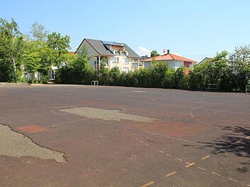 Auf diesem Hartplatz an der Kerschensteiner Straße in Höchstadt sind zwei Mehrfamilienhäuser geplant.  Foto: Andreas Dorsch