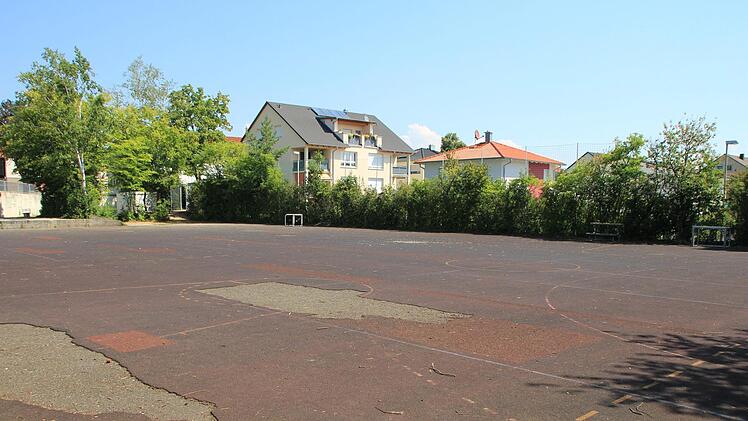 Auf diesem Hartplatz an der Kerschensteiner Straße in Höchstadt sind zwei Mehrfamilienhäuser geplant.  Foto: Andreas Dorsch