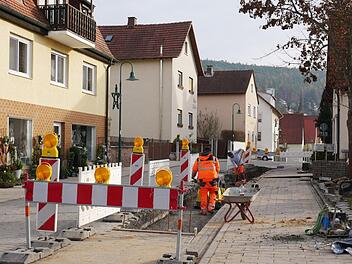 In der Bad Bockleter Ortsdurchfahrt hat sich an mehreren Stellen der Fahrbahnbelag auffällig gesetzt. Die betroffenen Bereiche werden in nächster Zeit ausgebessert.Heike Beudert