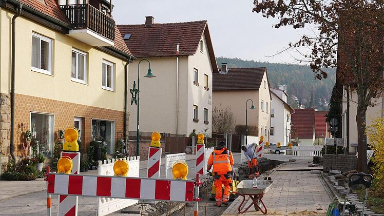 In der Bad Bockleter Ortsdurchfahrt hat sich an mehreren Stellen der Fahrbahnbelag auffällig gesetzt. Die betroffenen Bereiche werden in nächster Zeit ausgebessert.Heike Beudert