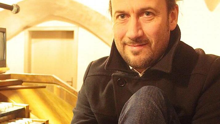 Das Schuhwerk zum Orgelwerk: Privat kein Tänzer, spielt Matthias Grünert beruflich in Tanzschuhen groß auf - Berufsbekleidung eines Frauenkirchenkantors. Foto: Markus Häggberg