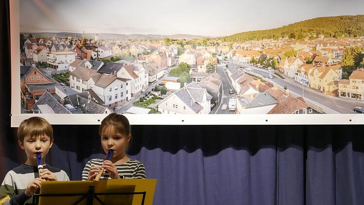 Lorenz und seine Cousine Lilo sorgten für die musikalische  Umrahmung der Ausstellungseröffnung. Foto: Manja von Nida