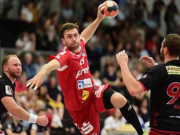 Neuzugang Max Bauer (am Ball) war in seinem ersten Pflichtspiel für den HSC Bad Neustadt einer der besten Akteure der Rotmilane und erzielte sieben Treffer bei der 26:33-Heimniederlage gegen die HSG Rodgau Nieder-Roden. Foto: Anand Anders