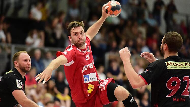 Neuzugang Max Bauer (am Ball) war in seinem ersten Pflichtspiel für den HSC Bad Neustadt einer der besten Akteure der Rotmilane und erzielte sieben Treffer bei der 26:33-Heimniederlage gegen die HSG Rodgau Nieder-Roden. Foto: Anand Anders