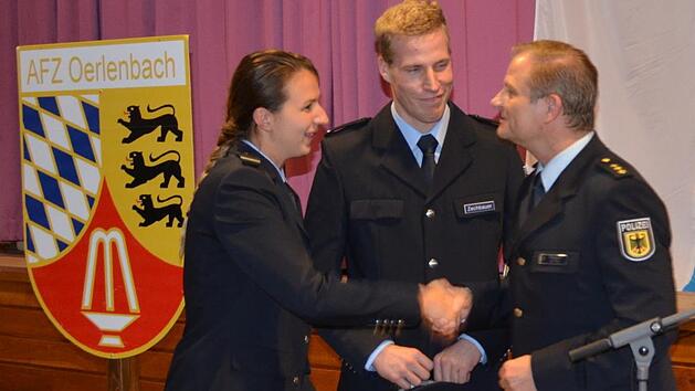 Zwei  Polizeikommissaranw&auml;rter wurden in Oerlenbach von Polizeidirektor  Ralf Wiegand (rechts) f&uuml;r ihr beherztes Einschreiten an der Werntalbr&uuml;cke auf der A7 geehrt (von links): Sarah F&ouml;rster und  Daniel Zechbauer. Foto: Albert Kirchner