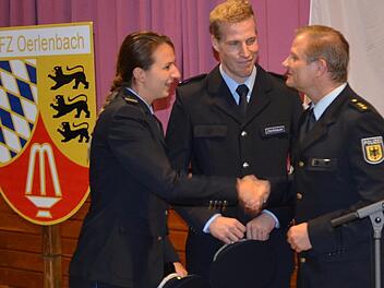 Zwei  Polizeikommissaranwärter wurden in Oerlenbach von Polizeidirektor  Ralf Wiegand (rechts) für ihr beherztes Einschreiten an der Werntalbrücke auf der A7 geehrt (von links): Sarah Förster und  Daniel Zechbauer. Foto: Albert Kirchner