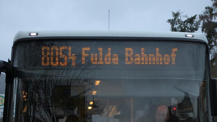 Eine knappe Stunde benötigt der Linienbus 8054 vom Busbahnhof Bad Brückenau bis zum Bahnhof Fulda. Die Fahrzeit verkürzt sich im Vergleich zum bisherigen Fahrplan - je nach Verbindung - um bis zu zehn Minuten. Foto: Ulrike Müller