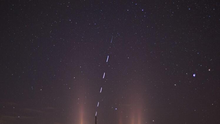 Zahlreiche Menschen haben sich am Wochenende über Lichtpunkte am fränkischen Nachthimmel gewundert. Die Anordnung der Starlink-Satelliten wurden von Engelhardsberg aufgenommen. Foto: Anton Waltschew