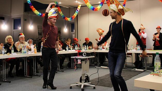 In Highheels stolzieren Stadtrat Florian Wildenauer (links) und Mark Decker, Stadtratskandidat der Gr&uuml;nen, durch den Saal. Foto: Ulrike M&uuml;ller