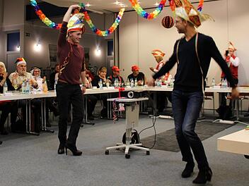 In Highheels stolzieren Stadtrat Florian Wildenauer (links) und Mark Decker, Stadtratskandidat der Grünen, durch den Saal. Foto: Ulrike Müller