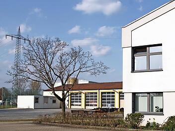 Platzprobleme bei der Unterbringung von Geräten und nicht mehr erfüllbare Auflagen betreffend der Sozialräume &ndash; das Bauhof-Gebäude (links) soll erweitert werden.