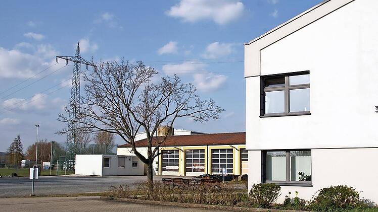 Platzprobleme bei der Unterbringung von Geräten und nicht mehr erfüllbare Auflagen betreffend der Sozialräume &ndash; das Bauhof-Gebäude (links) soll erweitert werden.