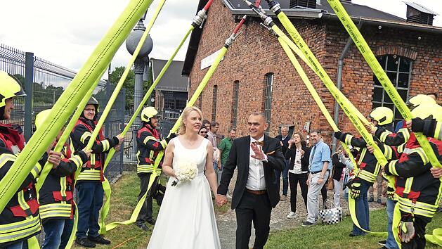 Das Brautpaar musste sich durch ein riesiges Spalier den Weg bahnen.