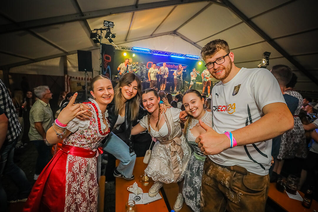 Samstagsparty im Festzelt!