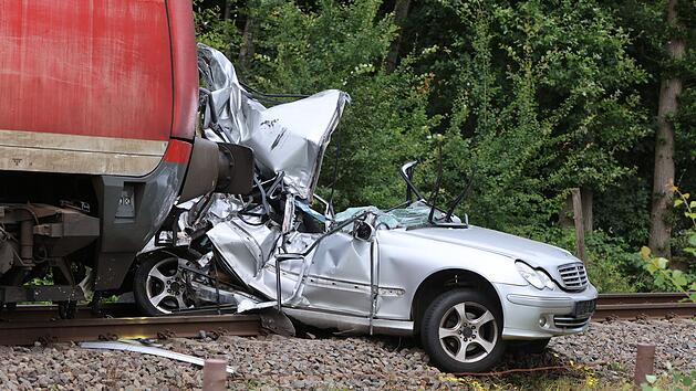 Junge und Mann sterben bei Zusammenstoß von Zug und Auto