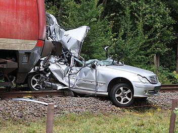Junge und Mann sterben bei Zusammenstoß von Zug und Auto