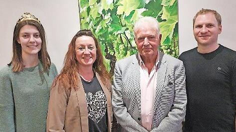 Der Weinbauverein Ramsthal ehrte langj&auml;hrige Mitglieder: (von links) Weinprinzessin Julia Vierheilig, Bianca Dees, Franz B&uuml;ttner und Vorsitzender Lorenz Neder