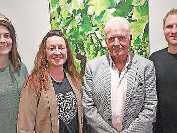 Der Weinbauverein Ramsthal ehrte langj&auml;hrige Mitglieder: (von links) Weinprinzessin Julia Vierheilig, Bianca Dees, Franz B&uuml;ttner und Vorsitzender Lorenz Neder