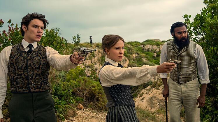 Tewkesbury (Louis Partridge, links), Enola Holmes (Millie Bobby Brown) und Dr. Watson (Himesh Patel) lassen nichts unversucht, um Sherlok zu befreien.