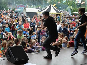 "Deine Freunde" heizten bei YouCo auf der Bühne ein. Fotos: Ronald Rinklef