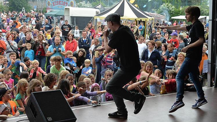 "Deine Freunde" heizten bei YouCo auf der Bühne ein. Fotos: Ronald Rinklef