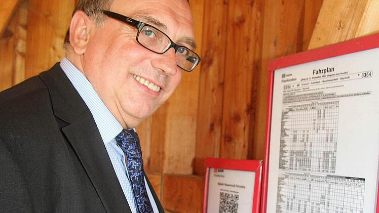 Bürgermeister Dieter Schaar studiert den Fahrplan. Foto: Sonja Adam