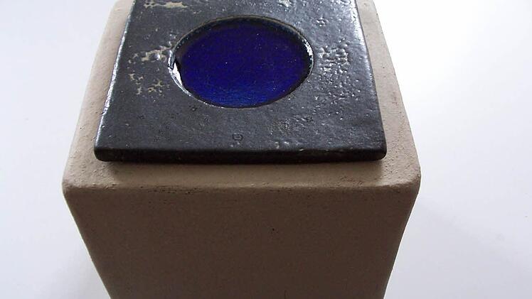 Auch hier lässt Gröhling Symbole sprechen: Das Quadrat ist eine vollendete Form und hat Bestand. Der Kreis steht für die Einheit und seine Farbe Blau für Spiritualität.   Foto: privat