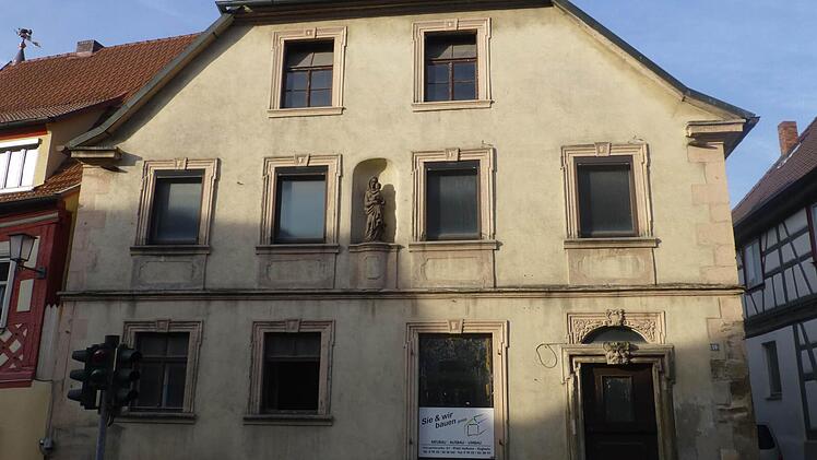 Als die Sanierungsarbeiten begannen, sah die Vorderfront so aus. Das Kuhn-Haus war keine Schönheit mehr.