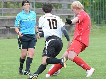 Alles hört auf ihr Kommando: Schiedsrichterin Mareike Köberle, hier in Aktion beim Kreisliga-Spiel des TSV Oberthulba gegen den FC Strahlungen. Foto: ssp