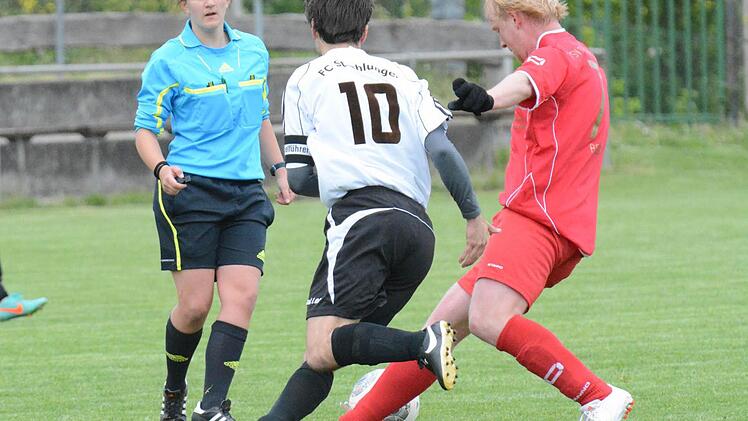 Alles hört auf ihr Kommando: Schiedsrichterin Mareike Köberle, hier in Aktion beim Kreisliga-Spiel des TSV Oberthulba gegen den FC Strahlungen. Foto: ssp