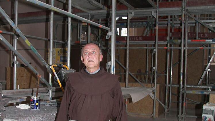 Die Kirche ist eingerüstet - vor November wird sie nicht nutzbar sein.
