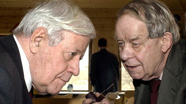 Alt-Bundeskanzler Helmut Schmidt (links, SPD) und Schriftsteller Siegfried Lenz 2003 in Hamburg. Foto: Frank Rumpenhorst,dpa